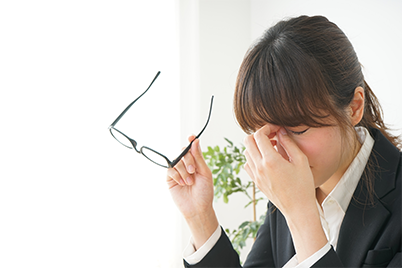 目の疲れとは？目の疲れの原因や対策を徹底解説